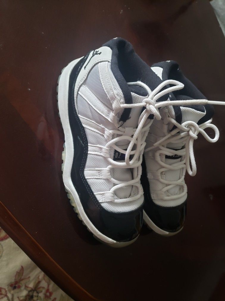 Size 1.5Y Kids Jordan Sneakers In Like New Condition