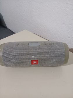 The speaker only works when plugged into the power outlet.