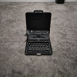 Vintage Royal Quiet Deluxe Typewriter