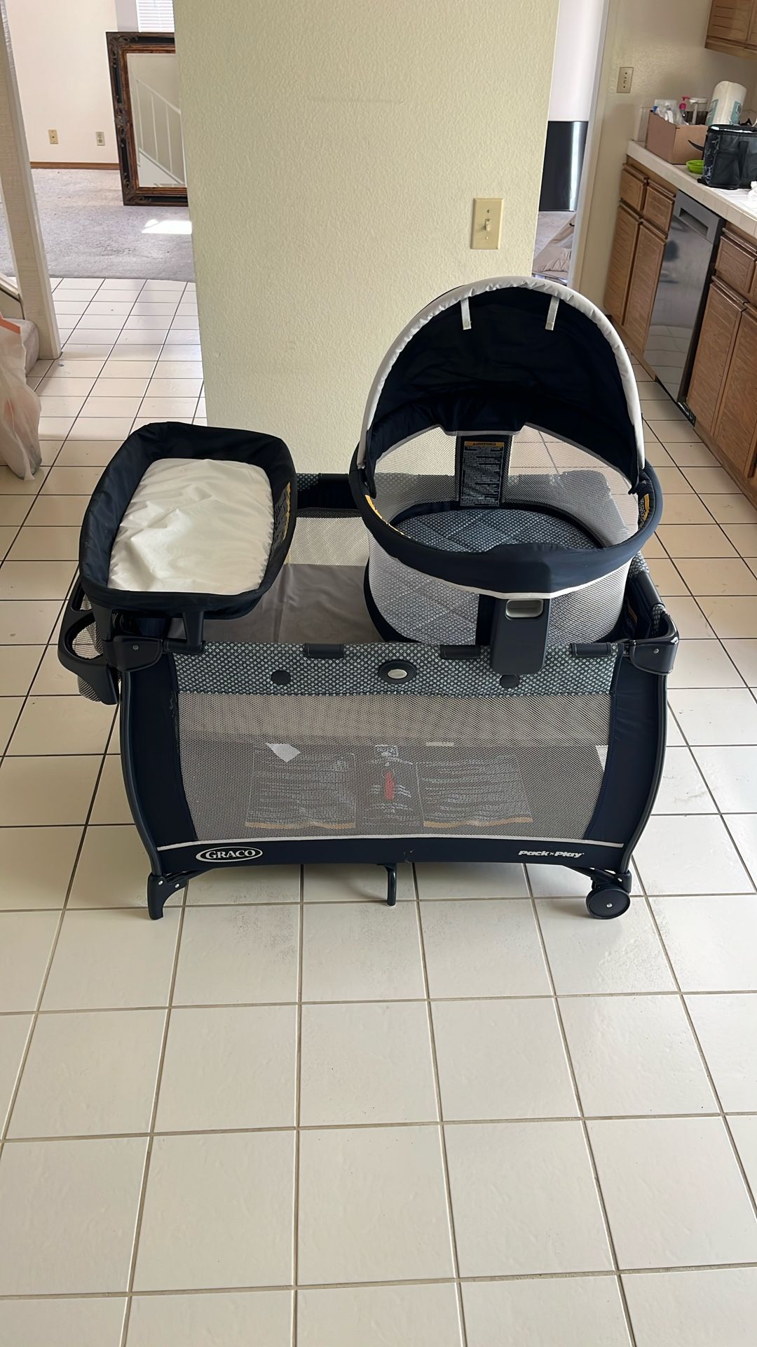 GRACO - Pack N Play With Bassinet & Changing Table Attachments 