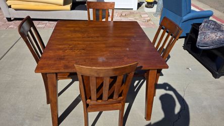 Table & Chairs