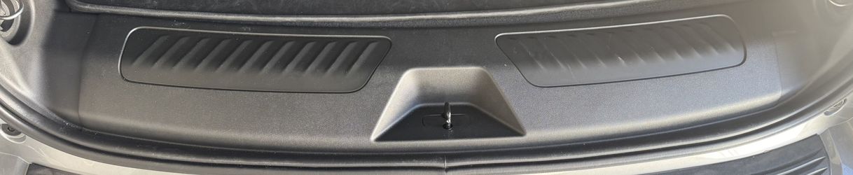 Suburban Cargo Sill Plate Black