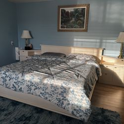 King Bedroom Set - Cream Wood - 4 Pieces 