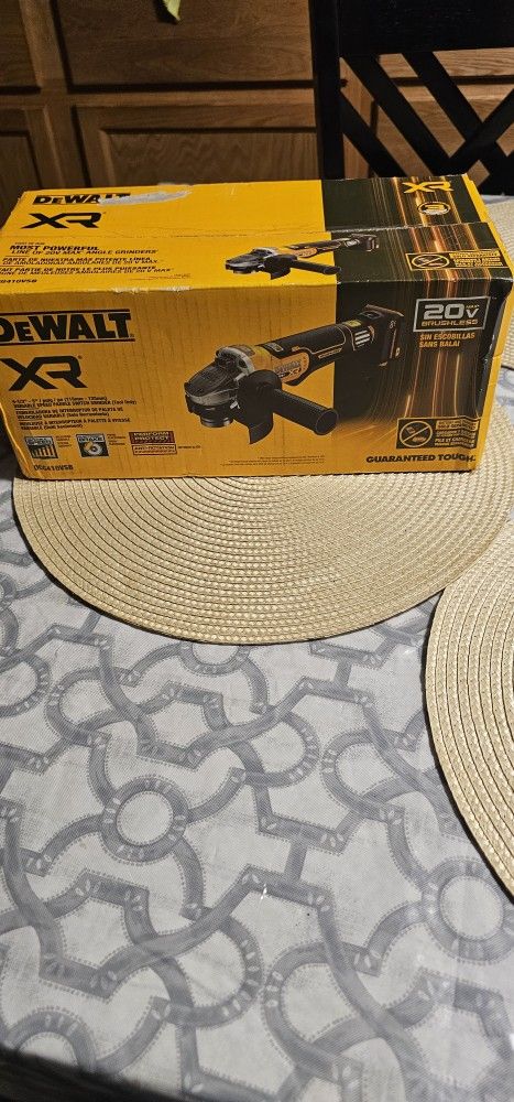 DEWALT 20VMAX XR BRUSHLESS GRINDER 4-1/2--5-PULG VARIABLE SPEED PADDLE SWITCH TOOL ONLY BRAND NEW