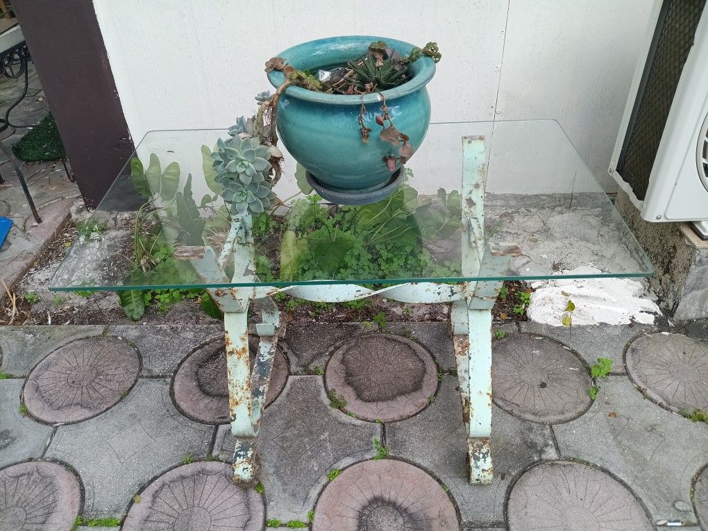Garden Iron Table.,All Products : American Fashion Style Bags On Sale