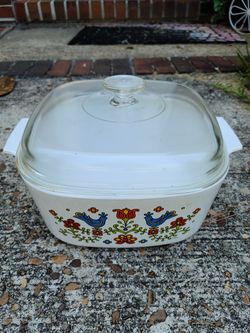 Beautiful Corning Ware pot with lid