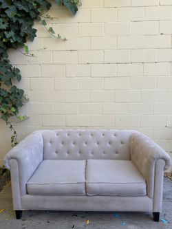 Tufted Chesterfield Loveseat • Offers Welcome • Free Delivery 🚚