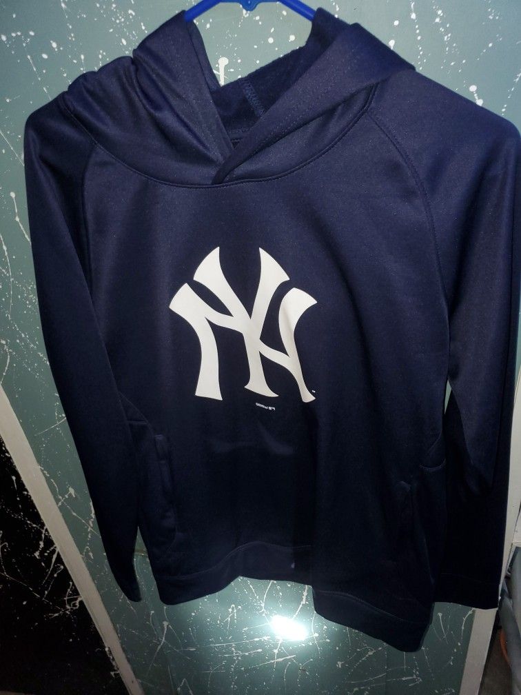 BRAND NEW NEW YORK YANKEES GENUINE MERCHANDISE HODIE SWEATER...OPEN BOX...AVAILABLE FOR FAIR OFFERS...CHECK OUT MY PAGE FOR MORE..