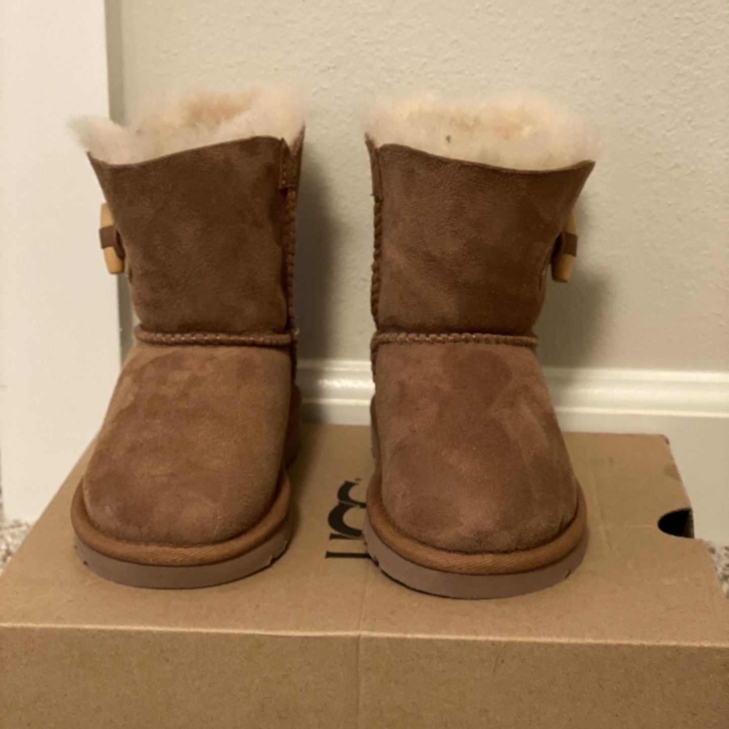 Kids Uggs - Size 8 Toddler NEW