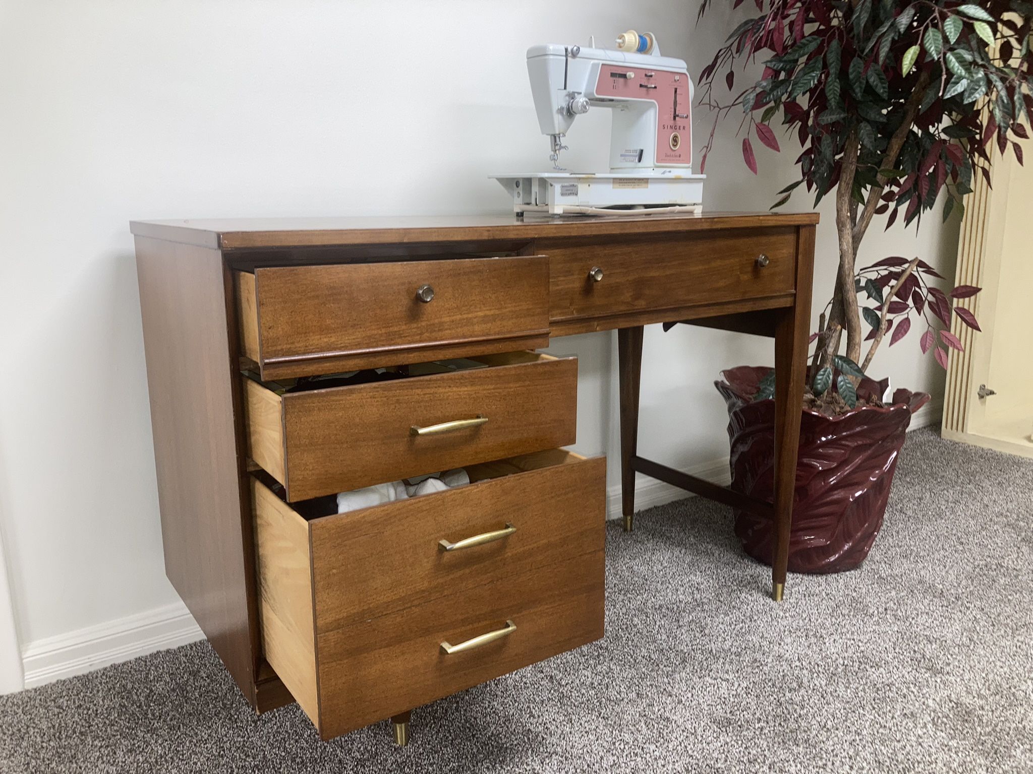 Beautiful Antique Singers Sewing Machine / Workstation with Chair