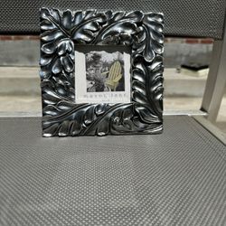 ((NEW ")) BELLA LUX Gray/White Metal Ornate Leaf Picture Fine Frame 3 1/2 x 3 1/2 Design e  