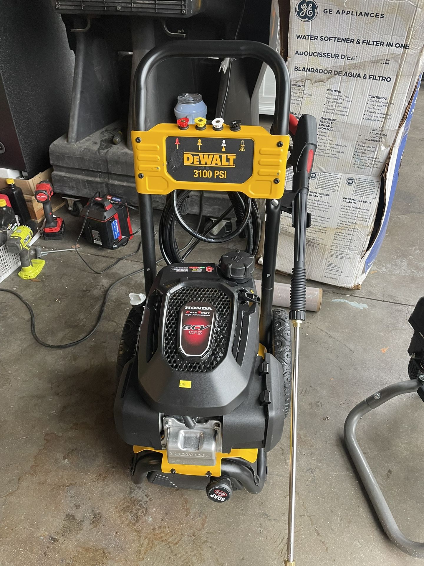 DEWALT 3100 PSI at 2.3 GPM Honda Cold Water Professional Gas Pressure Washer