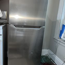 Insignia Refrigerator/ Freezer