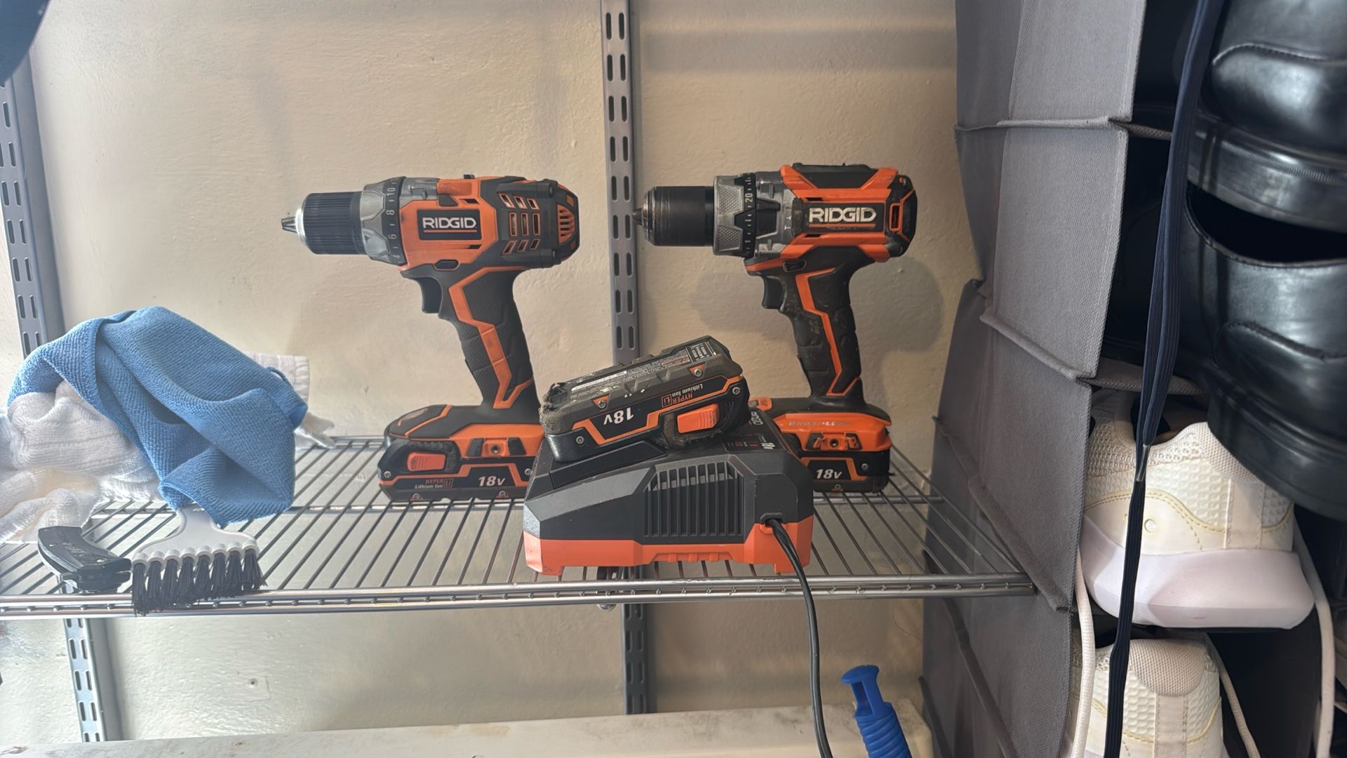Ridgid Hammer Drill 18 V And Drill 3 Batteries And Charger