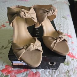 BRAND NEW  , SIZE  8  , TACON GRUESO , CONFORTABLE PARA CAMINAR .