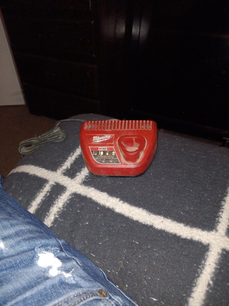 MILWAUKEE M12 BATTERY CHARGER