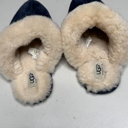 Ugg Ladies Size 8 Slippers