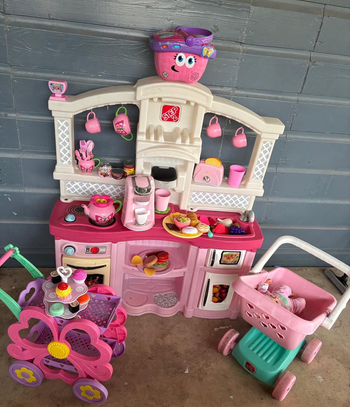 Step kitchen with accessories