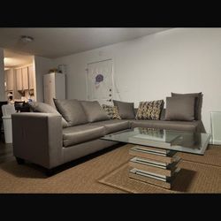 Juego De Sala Con Mesa De Te Con Su Mesita De Adorno Y Su Lámpara También Los Cuadros Y Su Árbol De Navidad Incluido 