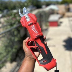 Milwaukee M12 Pruner 