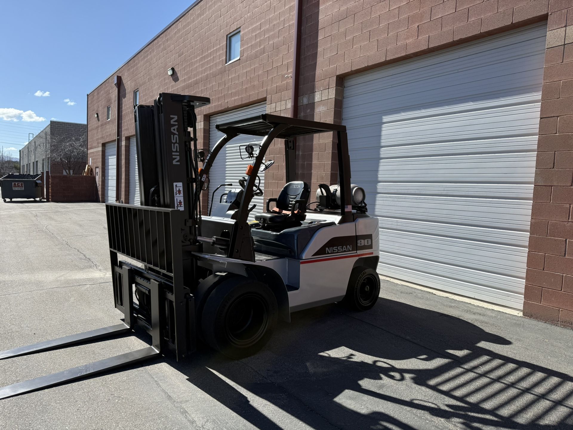 forklift Nissan pneumatic LPG, 9,000 lb.