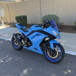2013 Kawasaki NINJA 300 Sport Bike 