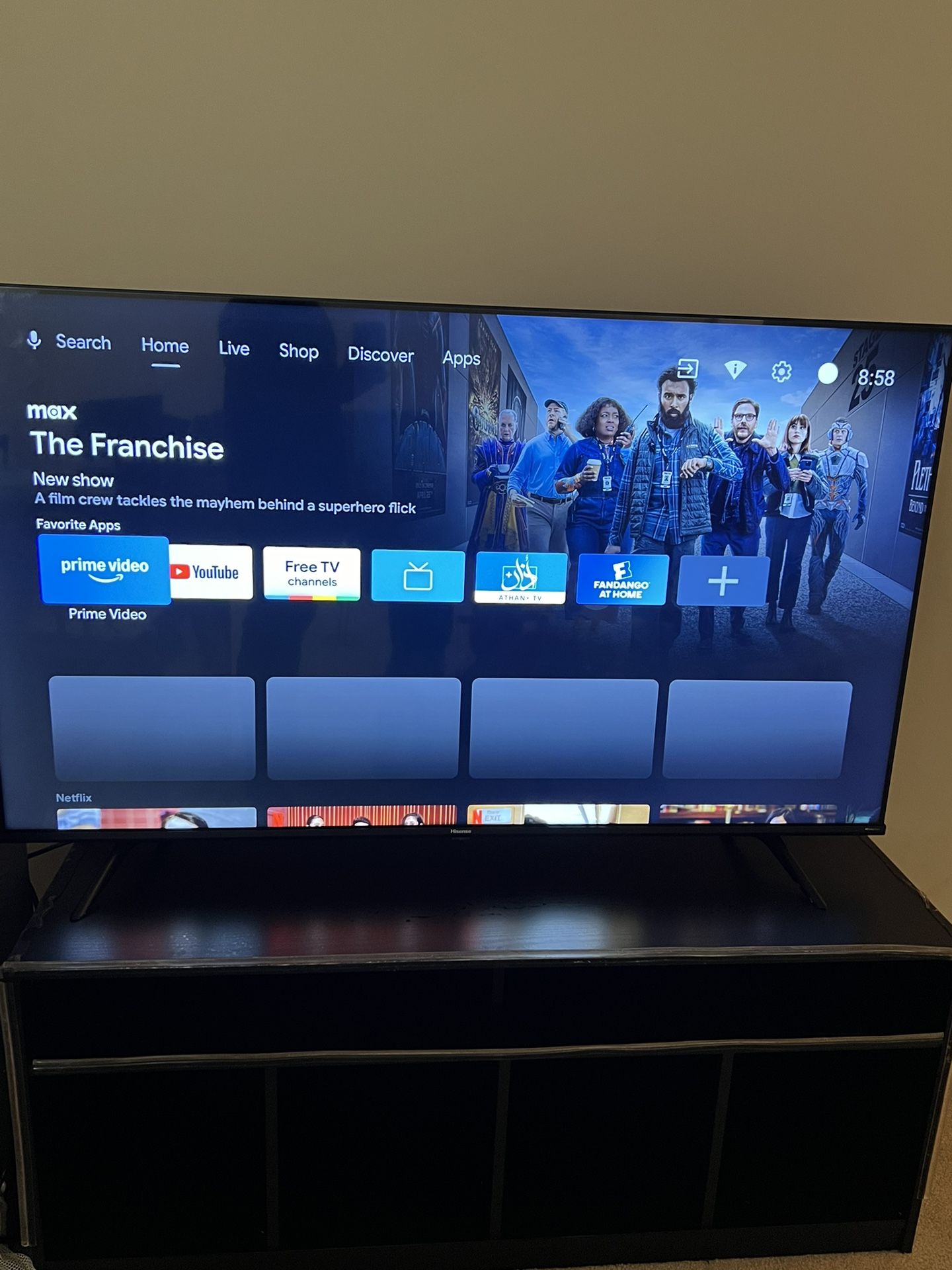 Tv Stand + Hisense TV 55”