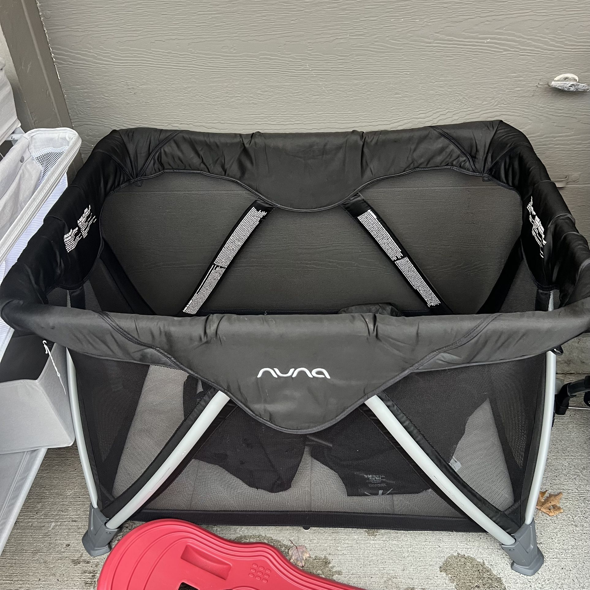 Nuna Pack And Play With Infant Insert 