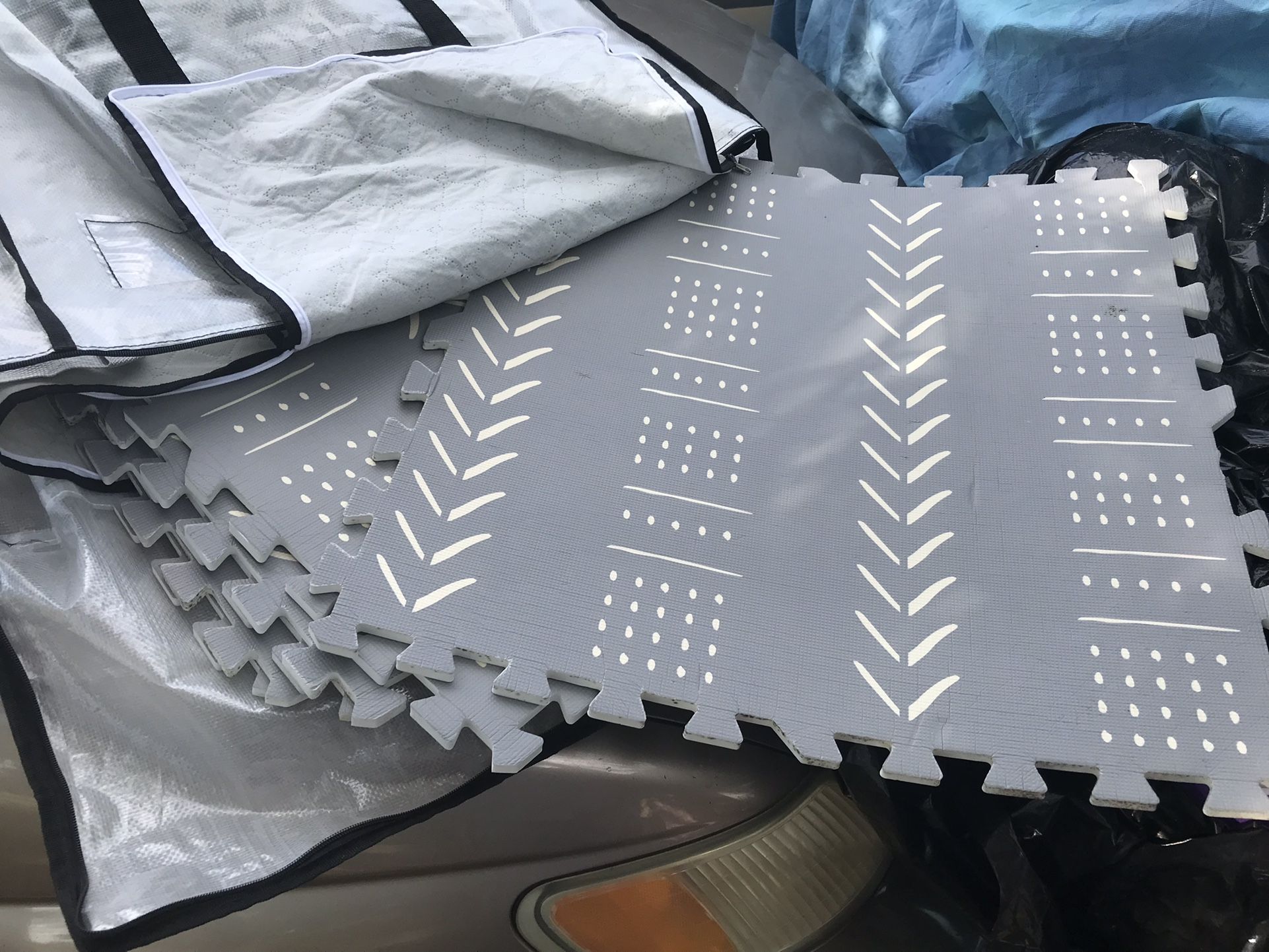 Nice Set Of Six Large 24 X 24 Foam Mat Connecting Only $20 Firm