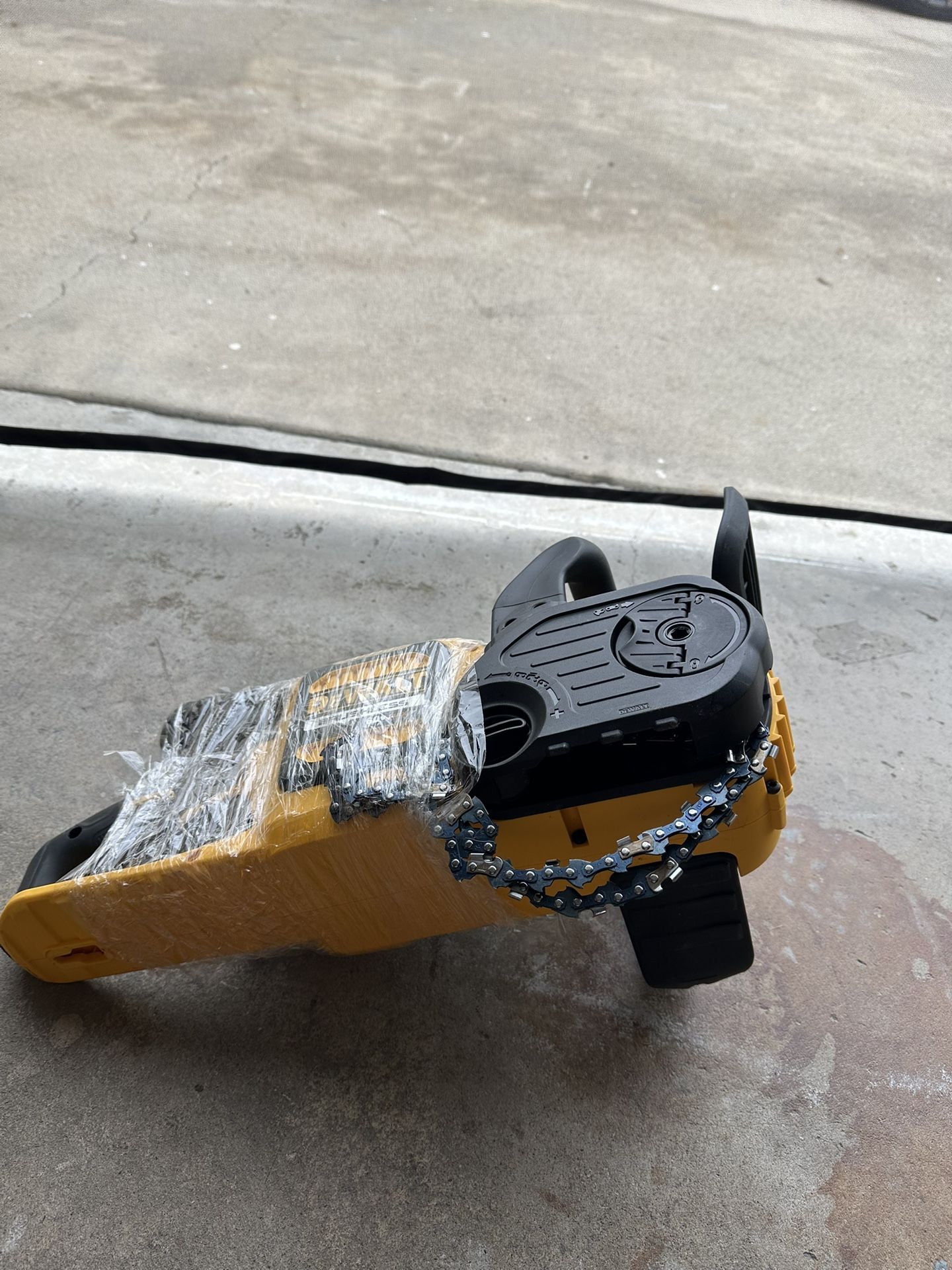 DEWALT FLEXVOLT 60V MAX 18in. Brushless Cordless Battery Powered Chainsaw (Tool Only) Missing Chainsaw Bar