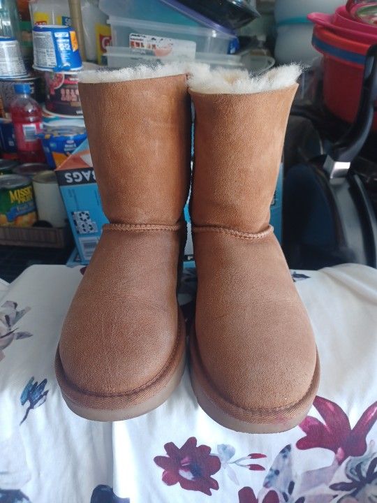 UGG Woman Boots Size 6