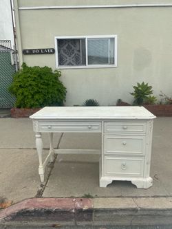Pretty white desk