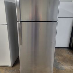 New GE Stainless Steel Refrigerator  With Ice Maker 