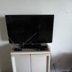 Sharp Aquos LCD TV 32 In