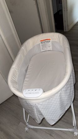 Delta children Modern deluxe soothing dream bassinet