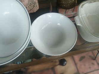 Vintage Pyrex serving dishes and bakeware