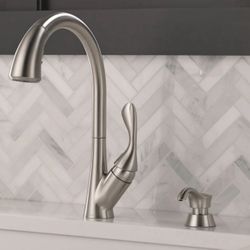 Delta Ashton Stainless Steel Single Handle Deck-mount Pull-down Kitchen Faucet with Sprayer (Includes Deck Plate) 1515