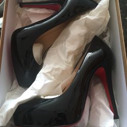 Christian Louboutin Size 35 Black Patent Leather Heels