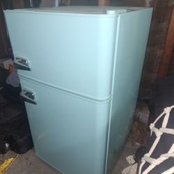 Mini refrigerator 