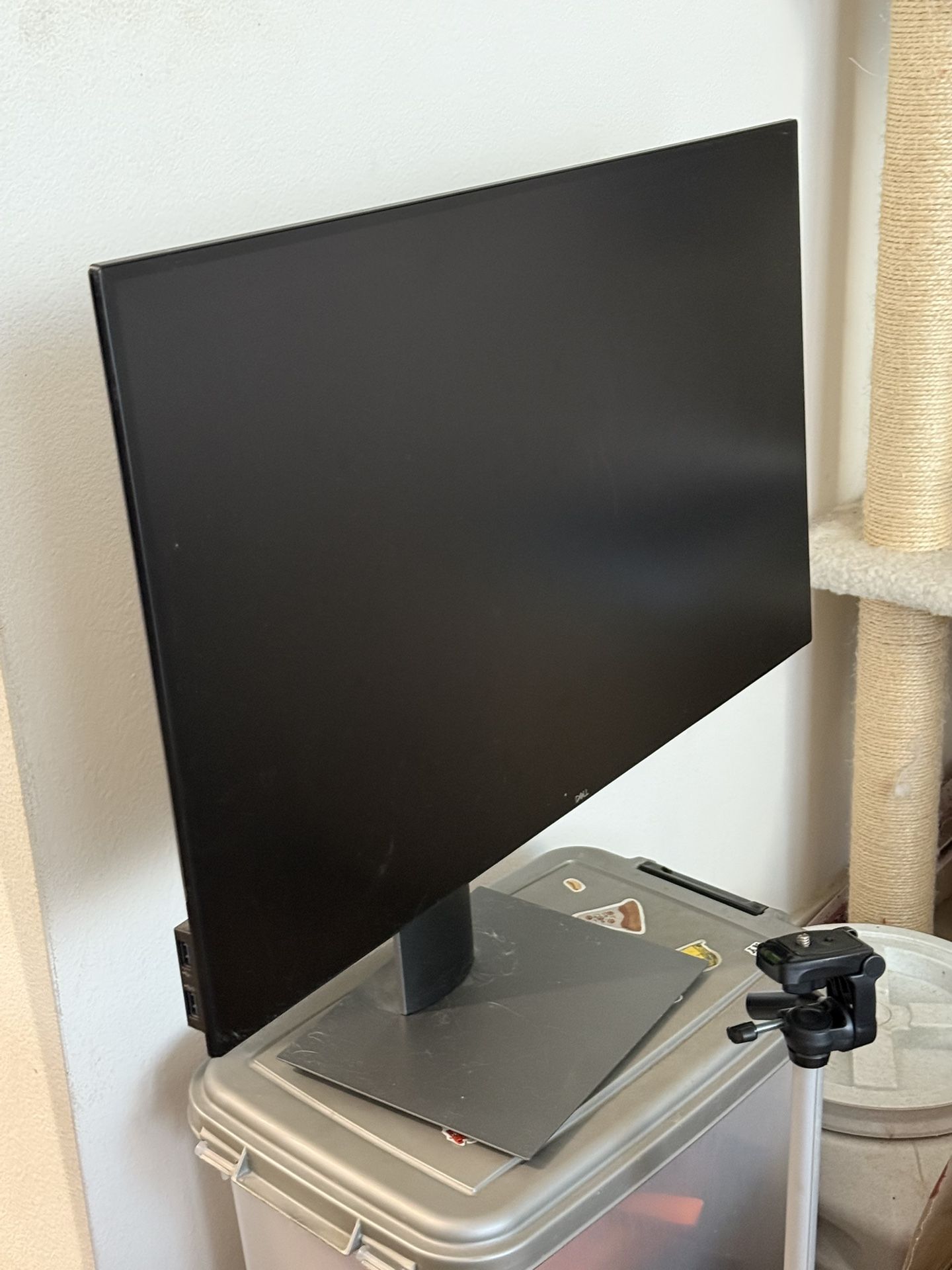 Dell UltraSharp U2720Q 27 Inch 4K UHD (3840 x 2160) LED Backlit LCD IPS USB-C Monitor (7GZ651)