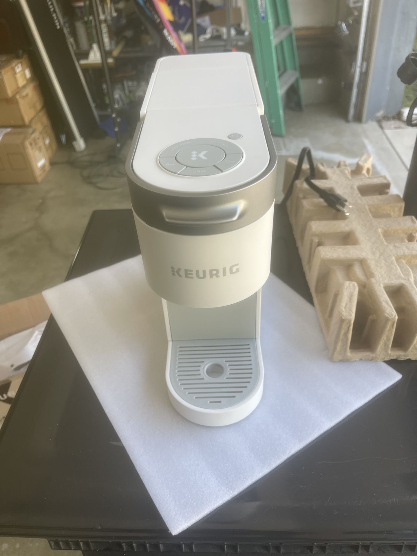 Keurig K-Slim Single Serve K-Cup Pod Coffee Maker, Multistream Technology, 3 Brew Sizes, Slim and Sleek Design, 46oz Removable Reservoir, White