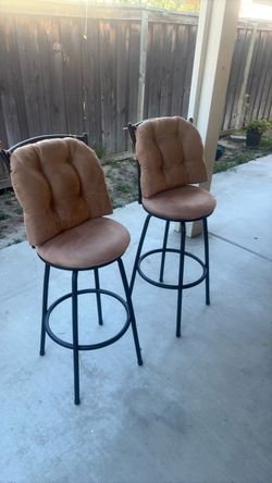 2 bar stools