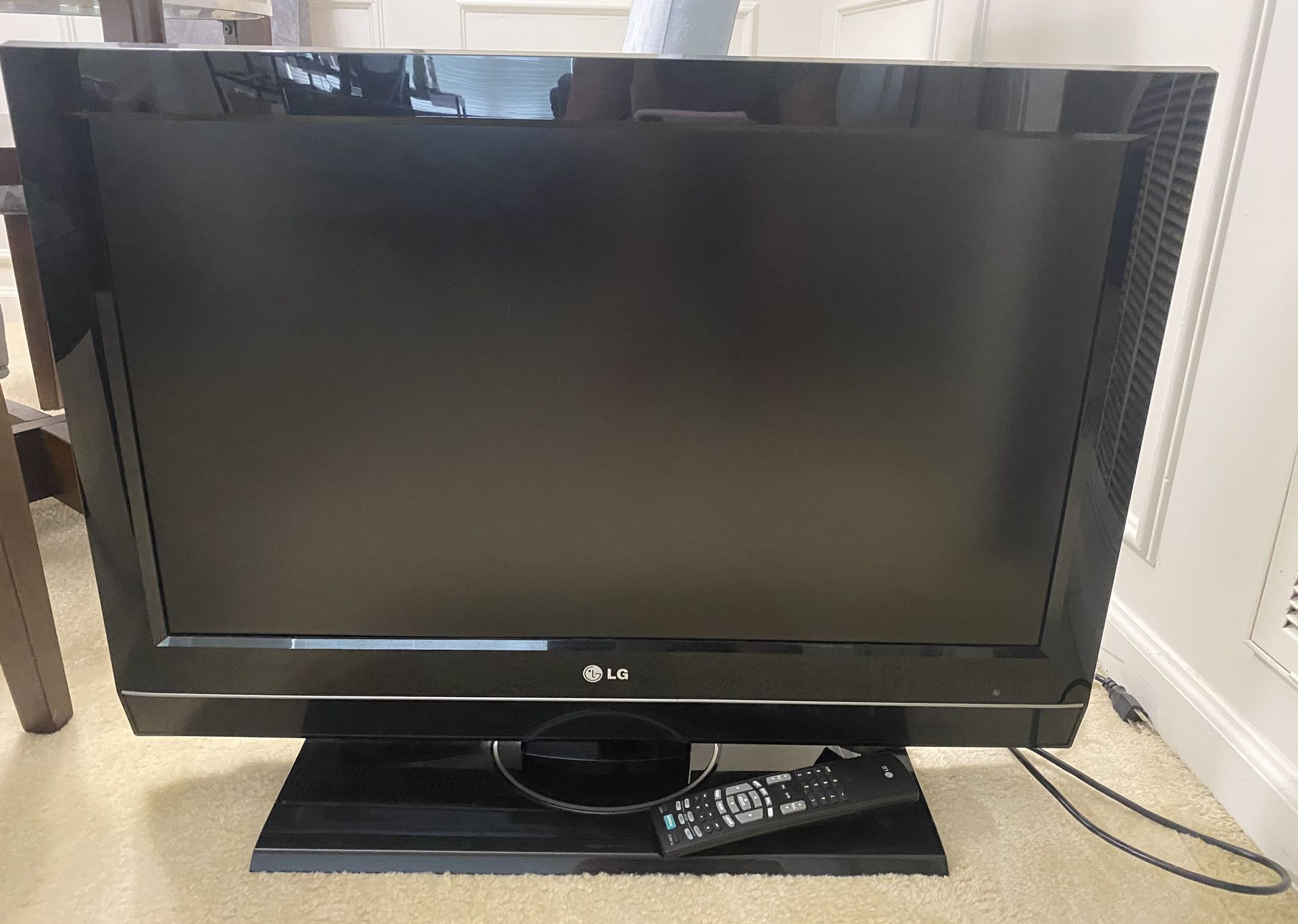 32’ LG TV w/ Remote