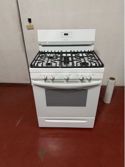Frigidaire 5-burner gas stove in perfect working condition. We offer home delivery, installation, and a 3-month warranty.