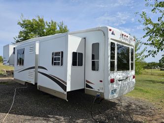 2005 Lakota by McKenzie . 35 ft . 4 Slides