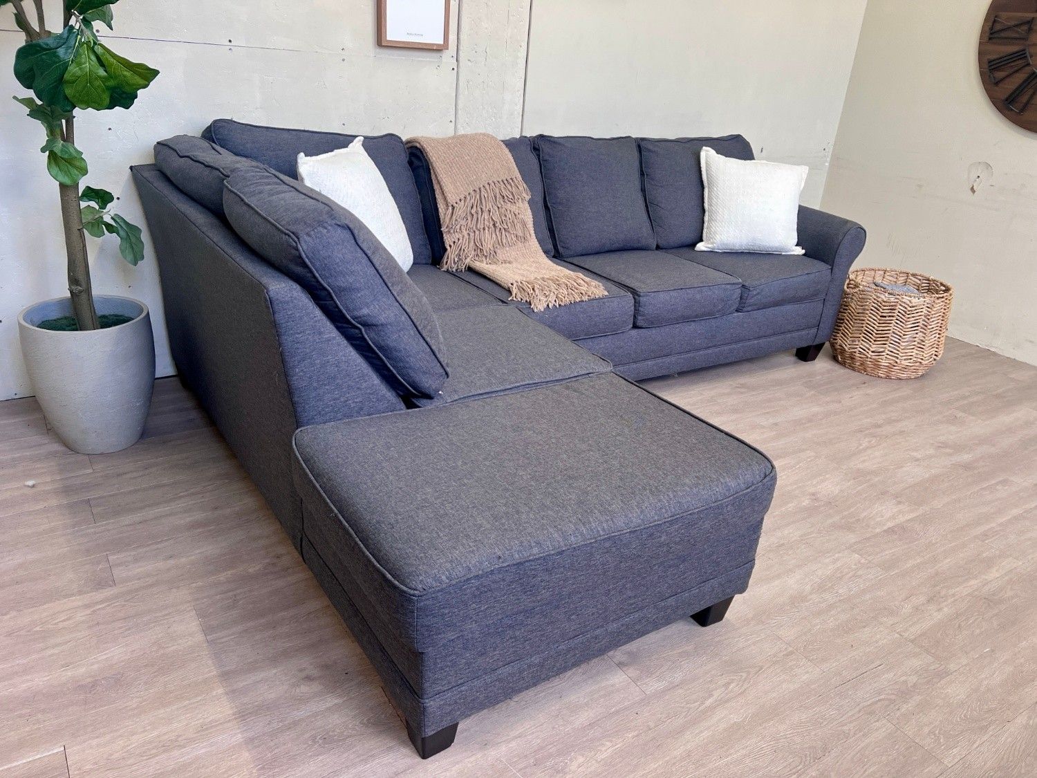 WE DELIVER! 🚚 - Gray Modern L Sectional Couch with Chaise