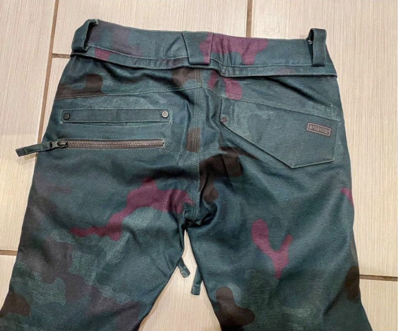 Women’s Volcom 15k Waterproof Camo Print Snowboarding Pants Size XS