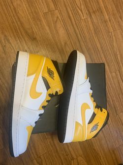 Air Jordan 1 Mid University Gold