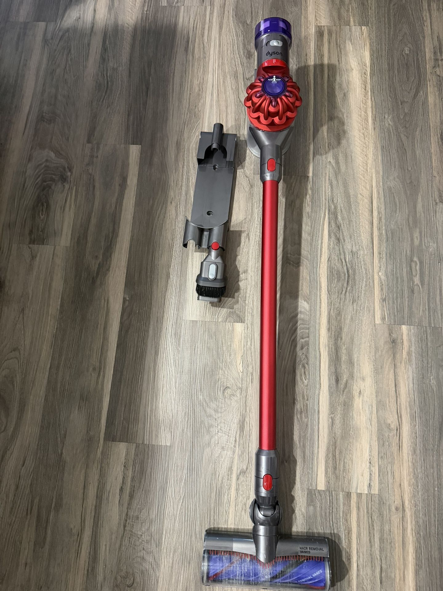 Dyson V8