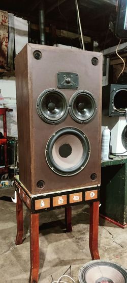 Vintage Polk audio 10A floor monitor u have to hear it 2 61/2 midrange 1 twelve " woofer & tweeter 4 way only one 100$